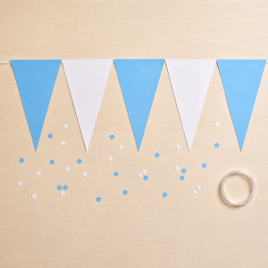 BANDERIN TRIANGULAR DE PLASTICO CELESTE Y BLANCO X1